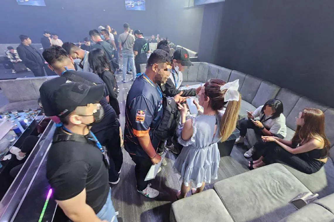 警方联合移民局和卫科局突击检查乌节路的公共娱乐场所。（警方提供）