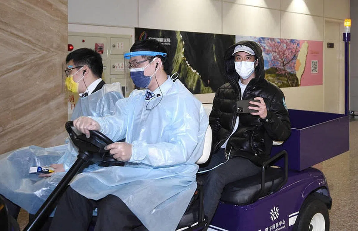 王力宏周六从大陆返抵台湾，在机场拿起手机反拍媒体。（互联网）