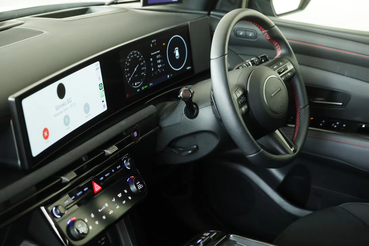 方向盘手感扎实灵敏，操作轻松。（蔡家增摄）