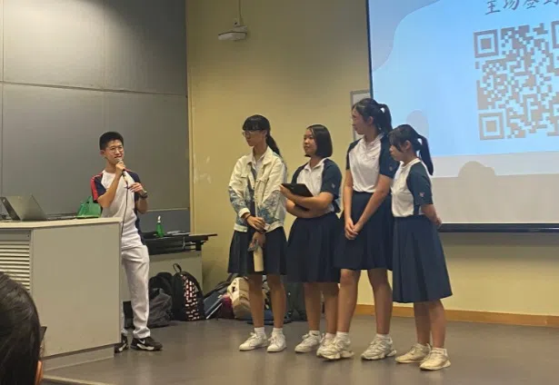 学生们在研讨会上准备了一系列课题，展示了选修双文化学生对双文化以及新中发展问题的思考和关注。图为中三组别学生在进行问答环节。（作者提供）