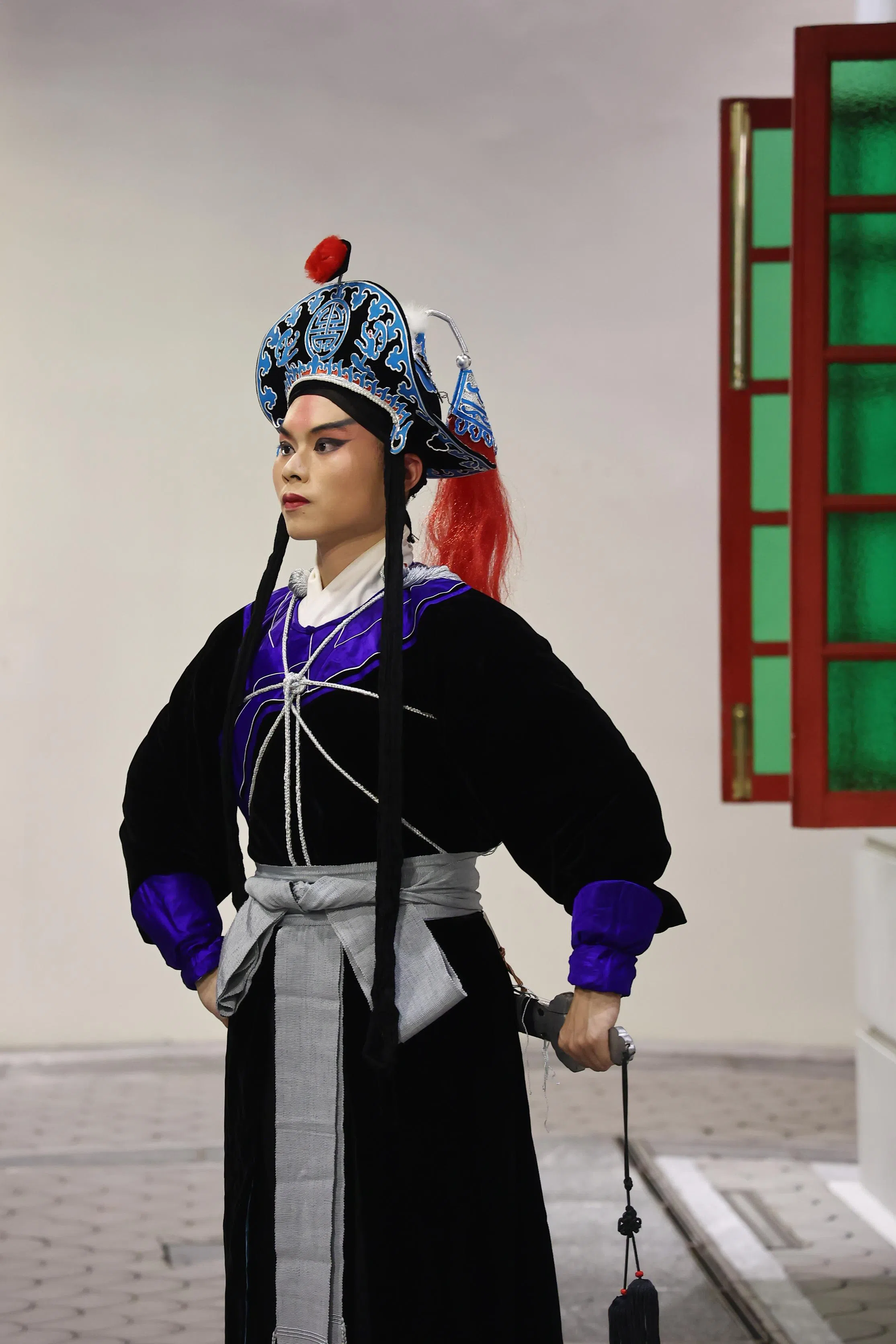 在个人专场中，蔡东雄将话剧元素融入自己和祖母的亲情往事。（陈渊庄摄）