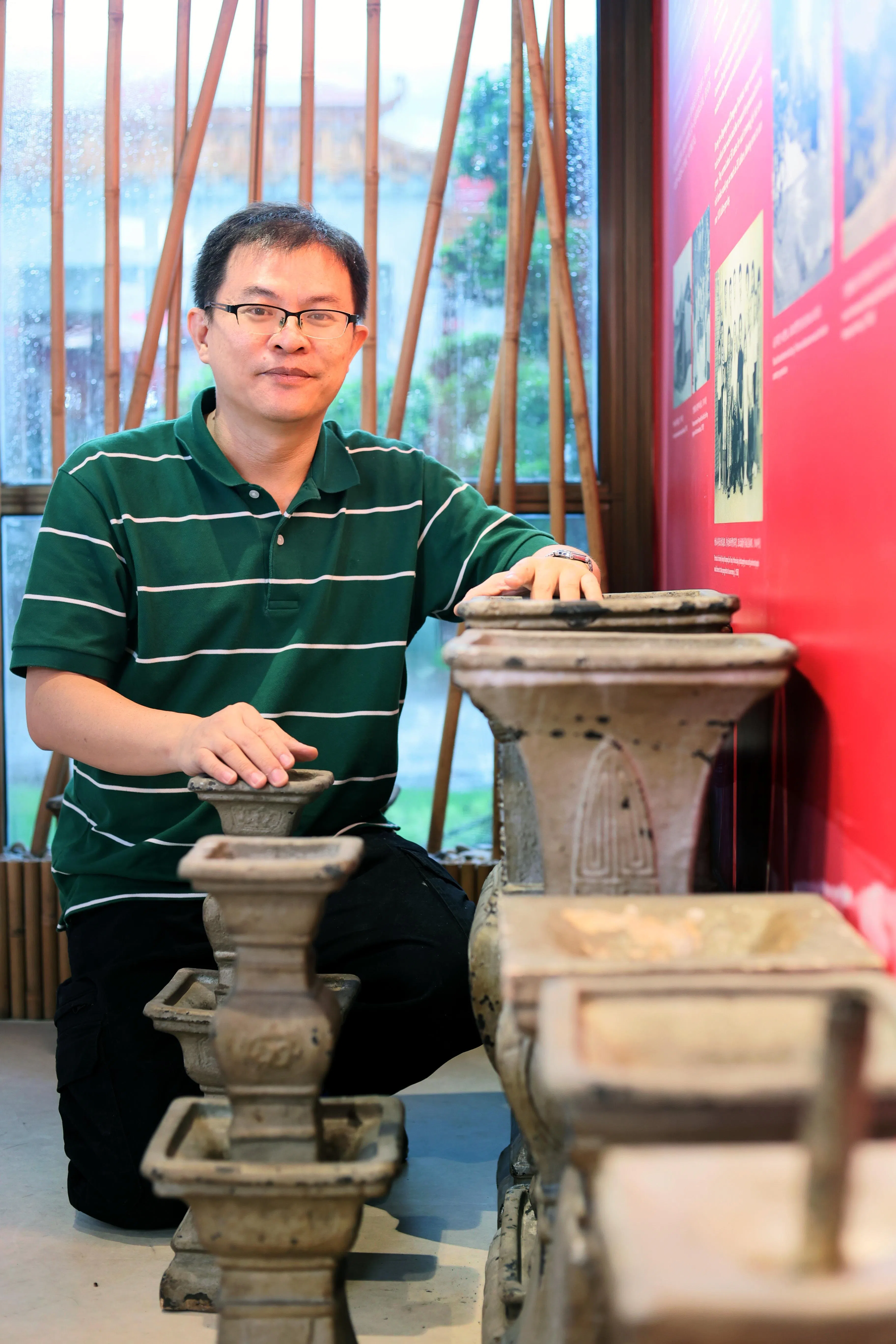 庾潍诚从2021年起整理碧山亭文物，对经手的每一件文物都有浓厚情感。（龙国雄摄）