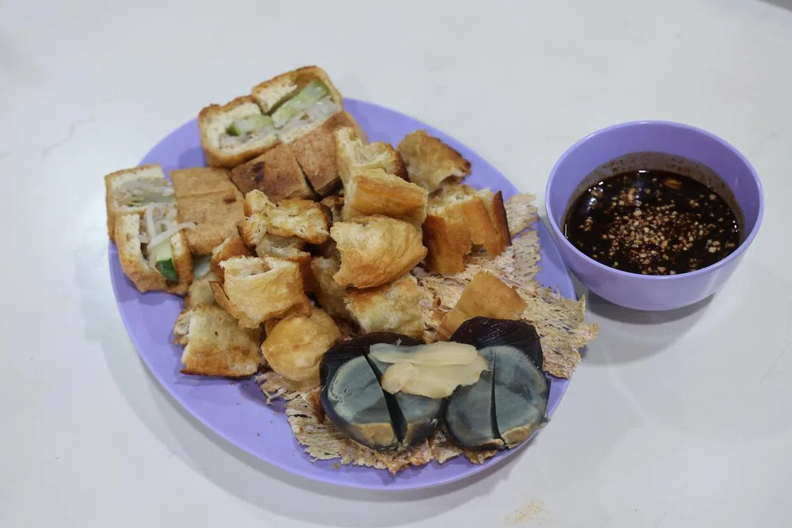 油条豆卜套餐，油条、豆卜、皮蛋、烤鱿鱼片，搭配罗惹酱。（唐家鸿摄）