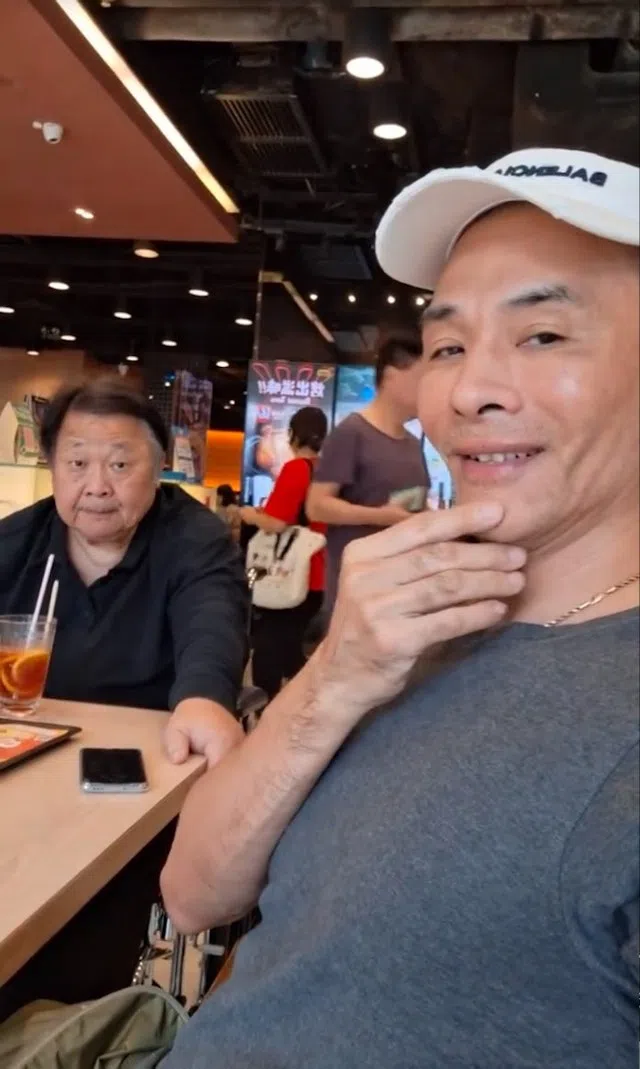 秦煌（左）在医院跌倒，向邻居林伟求助。（取自艺人脸书）