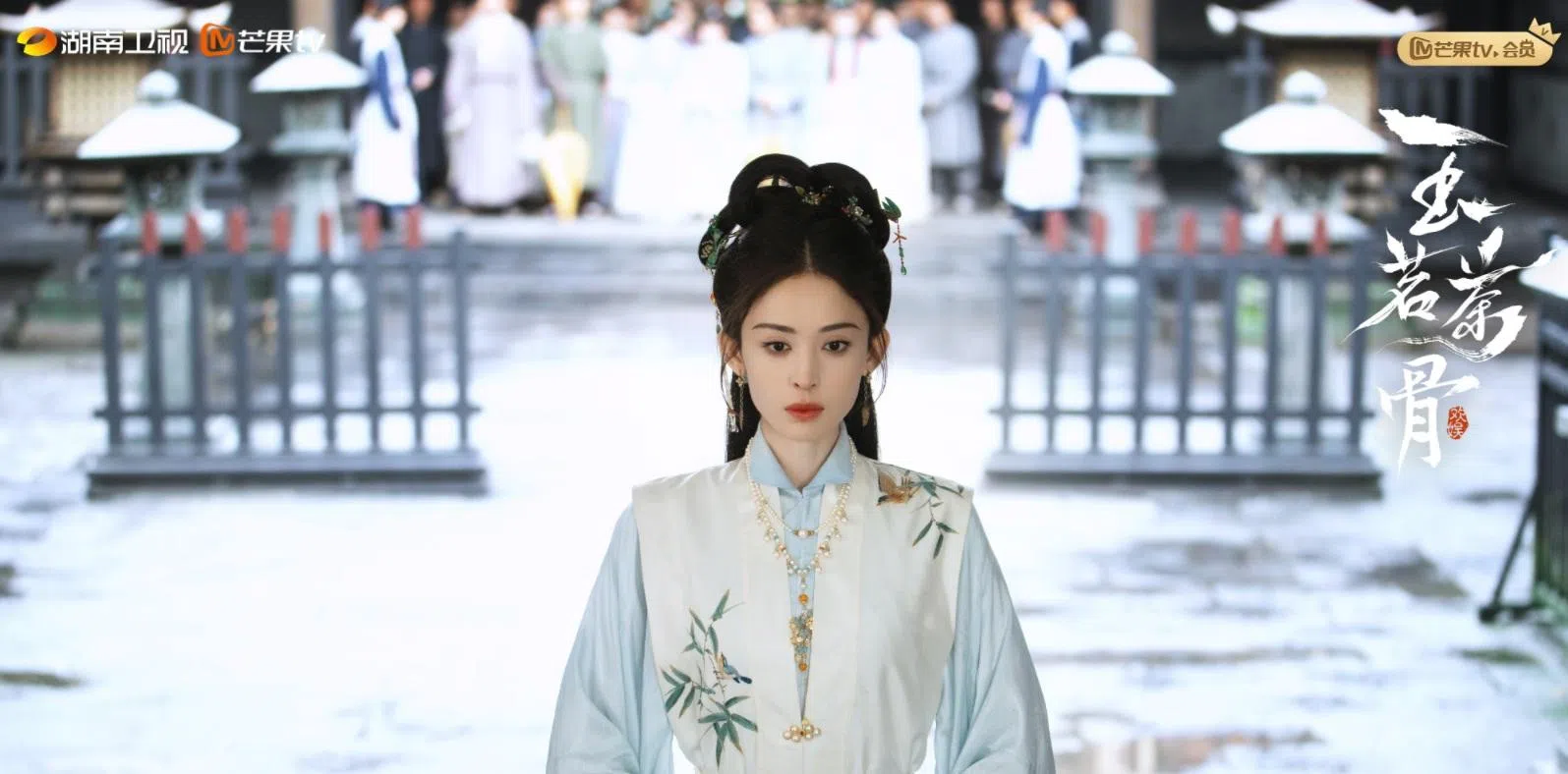 演技常被形容为木讷的古力娜扎，这次成功诠释角色的冷静和自信。（剧集官方微博）