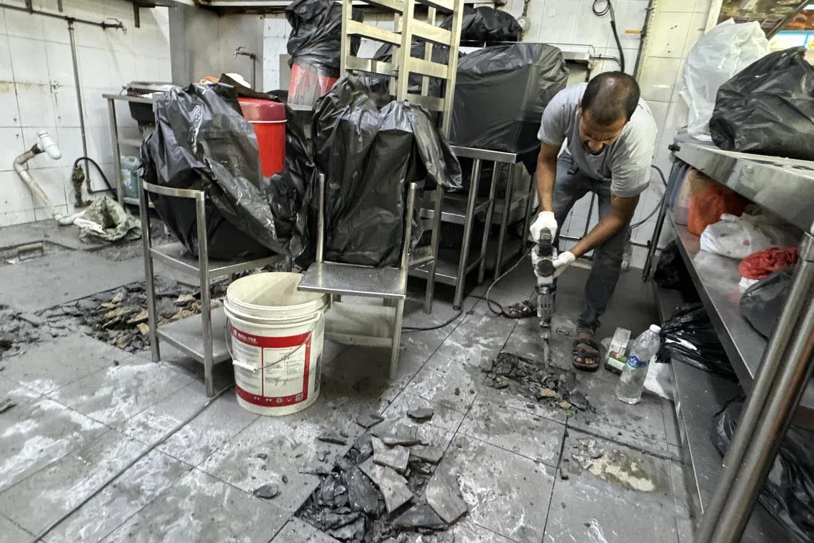 《联合早报》摄影记者星期六（11月23日）上午11时抵达拍摄时，鼠患摊位正在进行地板翻新工程。（郑一鸣摄）