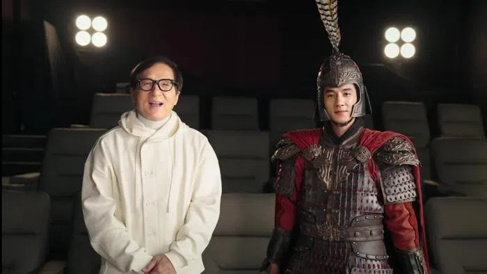 成龙（左）在电影《传说》中靠人工智能换脸，容貌大减龄引起热议。（互联网）