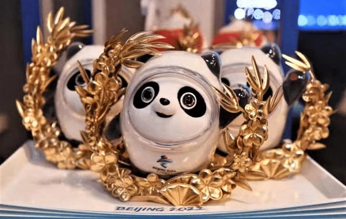 获奖运动员定制版吉祥物纪念品。（央视新闻） 