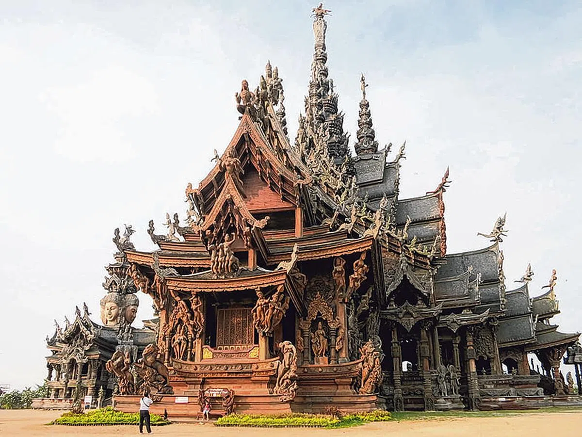 真谛圣域，泰国最大木制建筑。