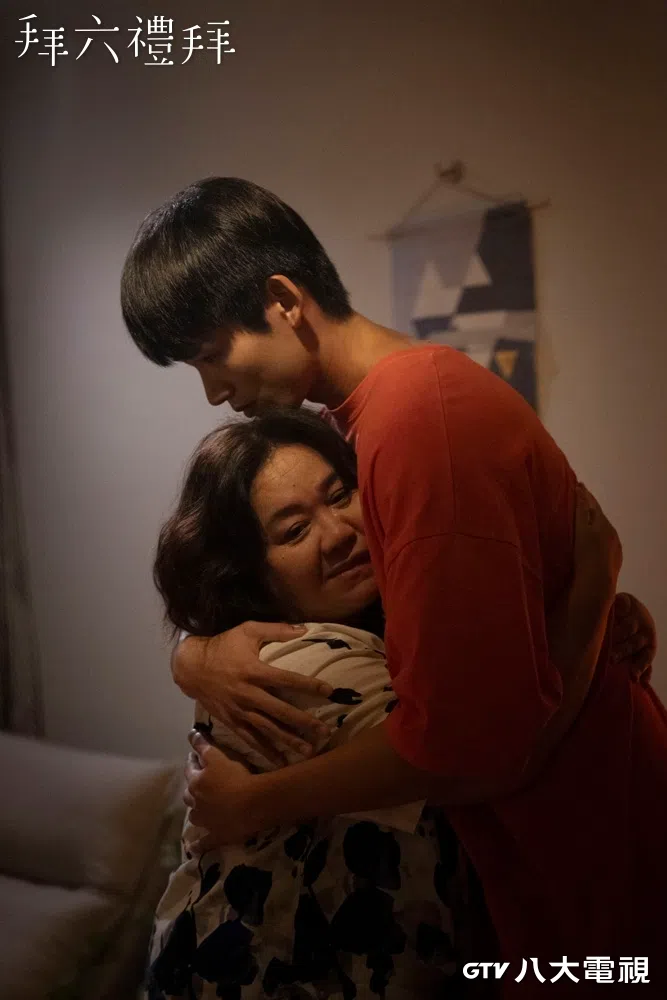 锺欣凌（左）紧紧拥抱向她坦白性取向的儿子王品澔。（互联网）