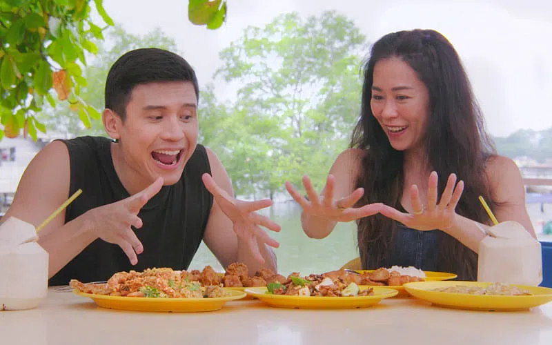 谢韵仪和陈俊铭一起探访乌敏岛的人文景点。（图/SPH Media提供）