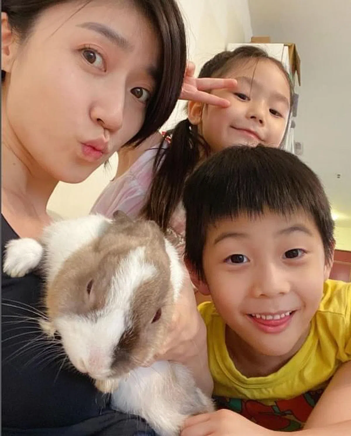 庞蕾馨与儿子Aden和女儿Avery感情亲密。（取自IG）