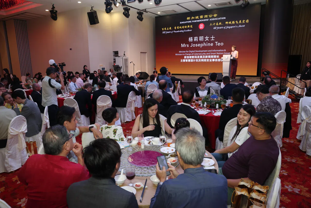 新加坡当商公会105周年庆晚宴于大巴窑战备军人俱乐部的欢喜楼举行，筵开60席。（郑一鸣摄）