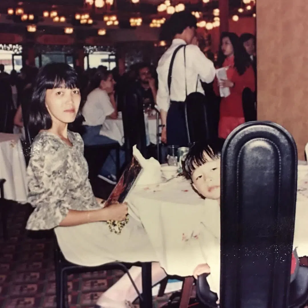 张智扬在Instagram上分享了一组与母亲的童年合照，母子俩容貌惊人相似。（取自张智扬IG）