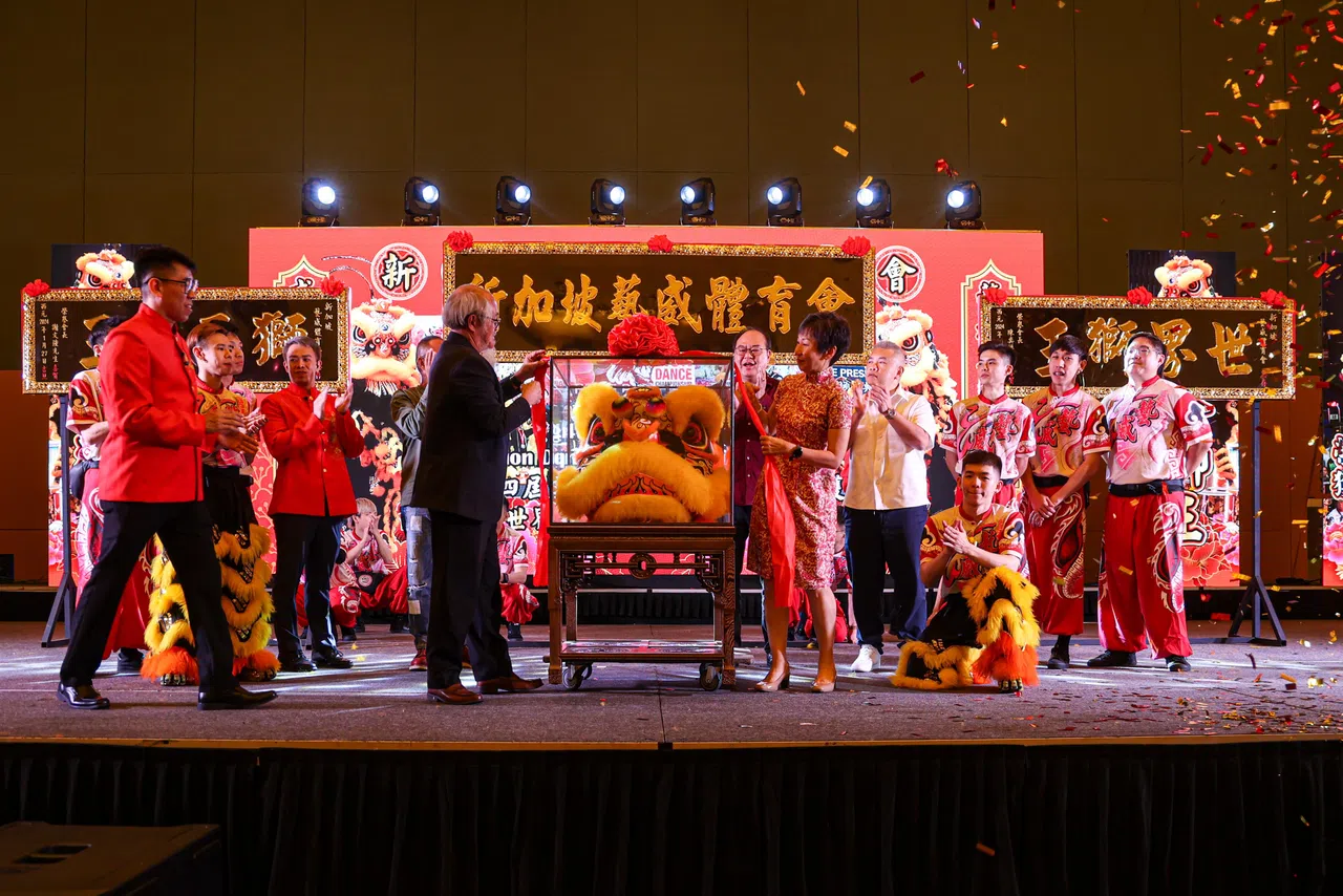 永续发展与环境部长兼全国奥理会主席傅海燕（前排右一）和桃李满天下的马来西亚舞狮名宿肖斐弘（黑色大衣）主持世界冠军狮头的封存仪式。（关俊威摄）