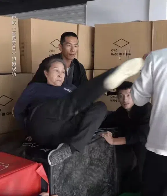 元秋（左）在网络电影《重见天日》中展现灵活身段，让许多人惊叹。（互联网）