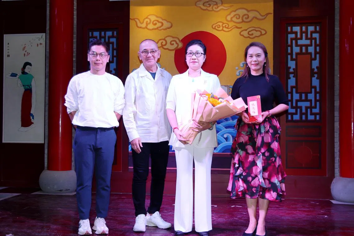 2024年6月8日，刘慧敏（右一）正式拜琼剧名家刘秀蓉（右二）为师。（中国海南省琼剧院提供）