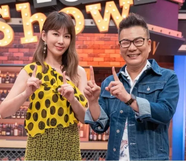 沈玉琳（右）跟Melody一同主持节目《11点热吵店》，被问起搭档离婚一事颇为惊讶。（互联网）