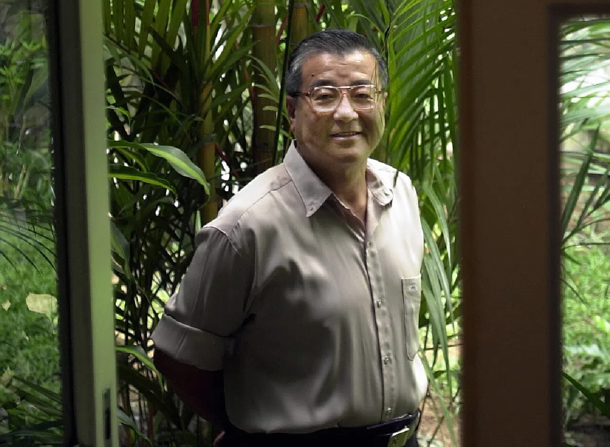 2003年，黄锦西考获香港城市大学法学硕士学位，在63岁那年开始了全新的律师生涯。（海峡时报）