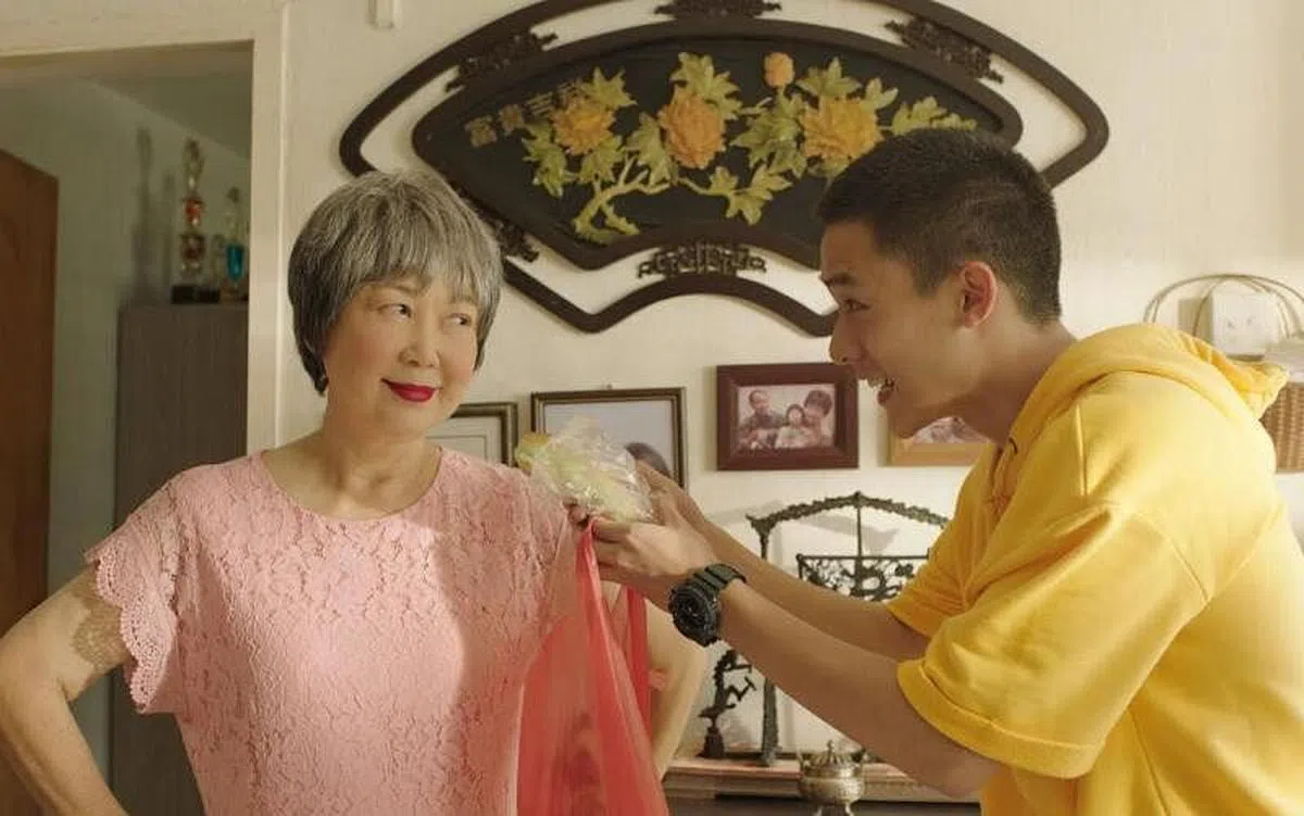 许瑞奇与朱咪咪在《风水灵灵灵》电影中饰演祖孙。 （网络照片）