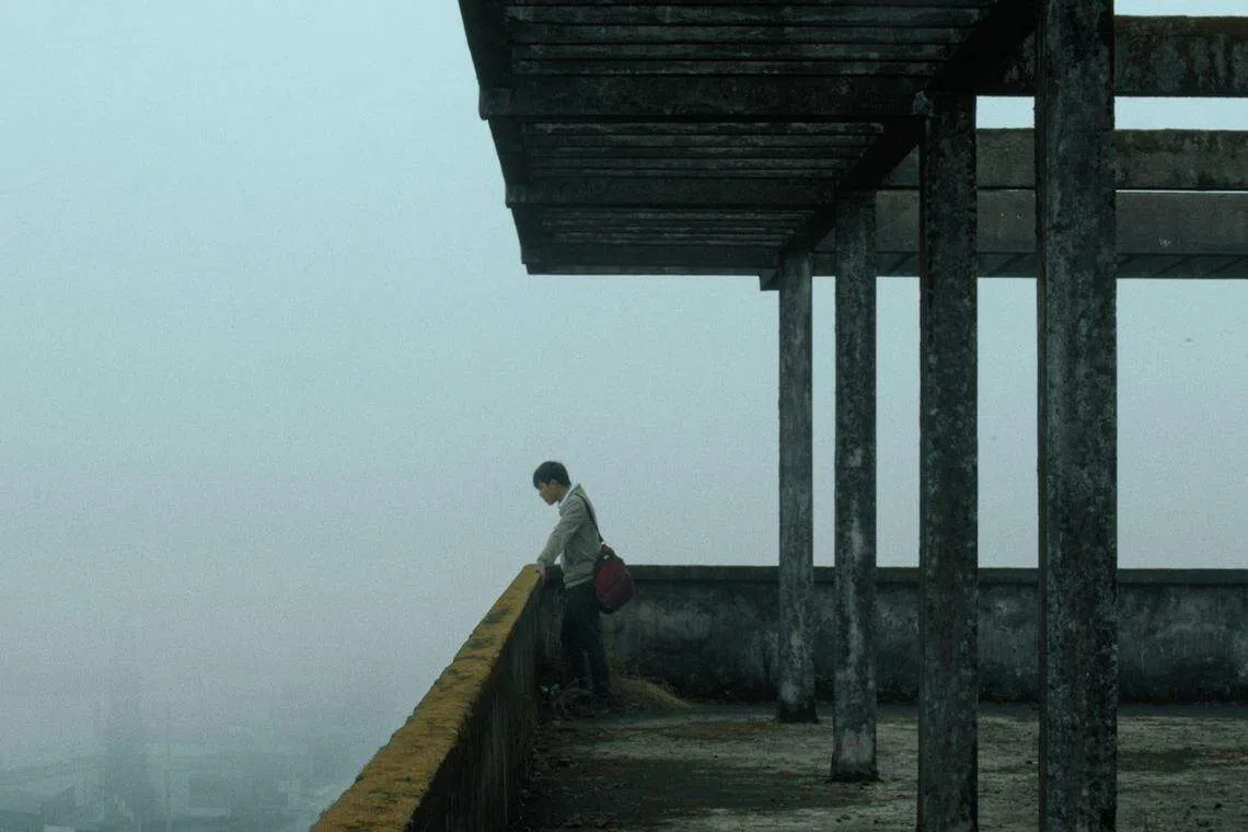 《雾中潜行》（《金色茧房》）剧照。电影以死亡为契机，展开了阿天的机车慢行，带着观众骑行在雾气萦绕的盘山公路，拾起一块块散落的灵魂碎片。（Potocol图片）