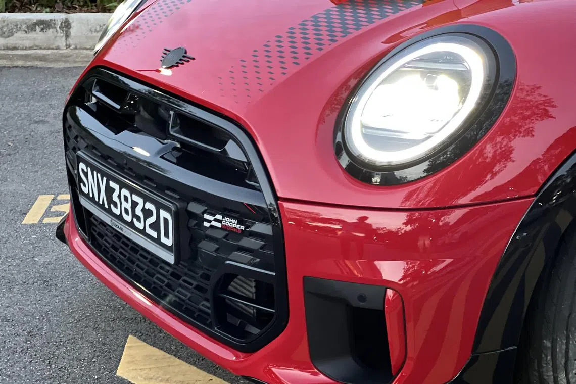 迷你JCW开篷版搭载2升四缸TwinPower Turbo引擎。（吴庆康摄）