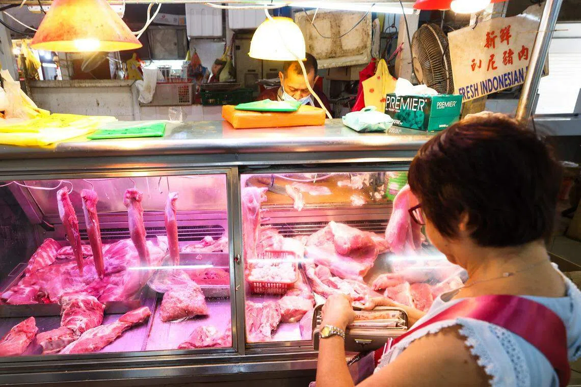 砂拉越整头猪每公斤进价比印尼的高出约3元，除去大骨、猪脚等部位后，排骨、五花肉等部位的售价就高了约4元至5元。（蔡家增摄）