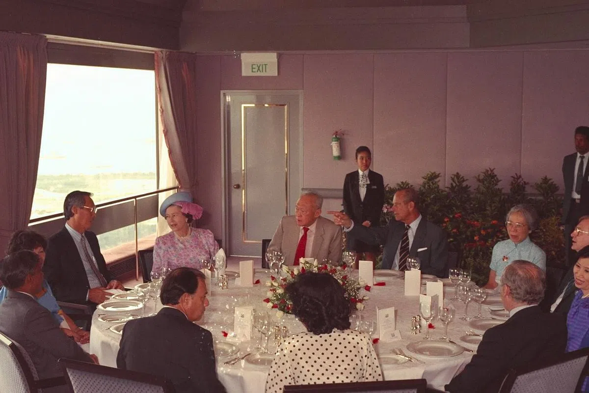 1989年10月11日，李光耀总理（左三）及夫人柯玉芝（右一）举行晚宴，招待英国女王伊丽莎白二世（左二）和菲利普亲王（右二）。女王在宴席上与第一副总理吴作栋（左一）交谈。（档案照）