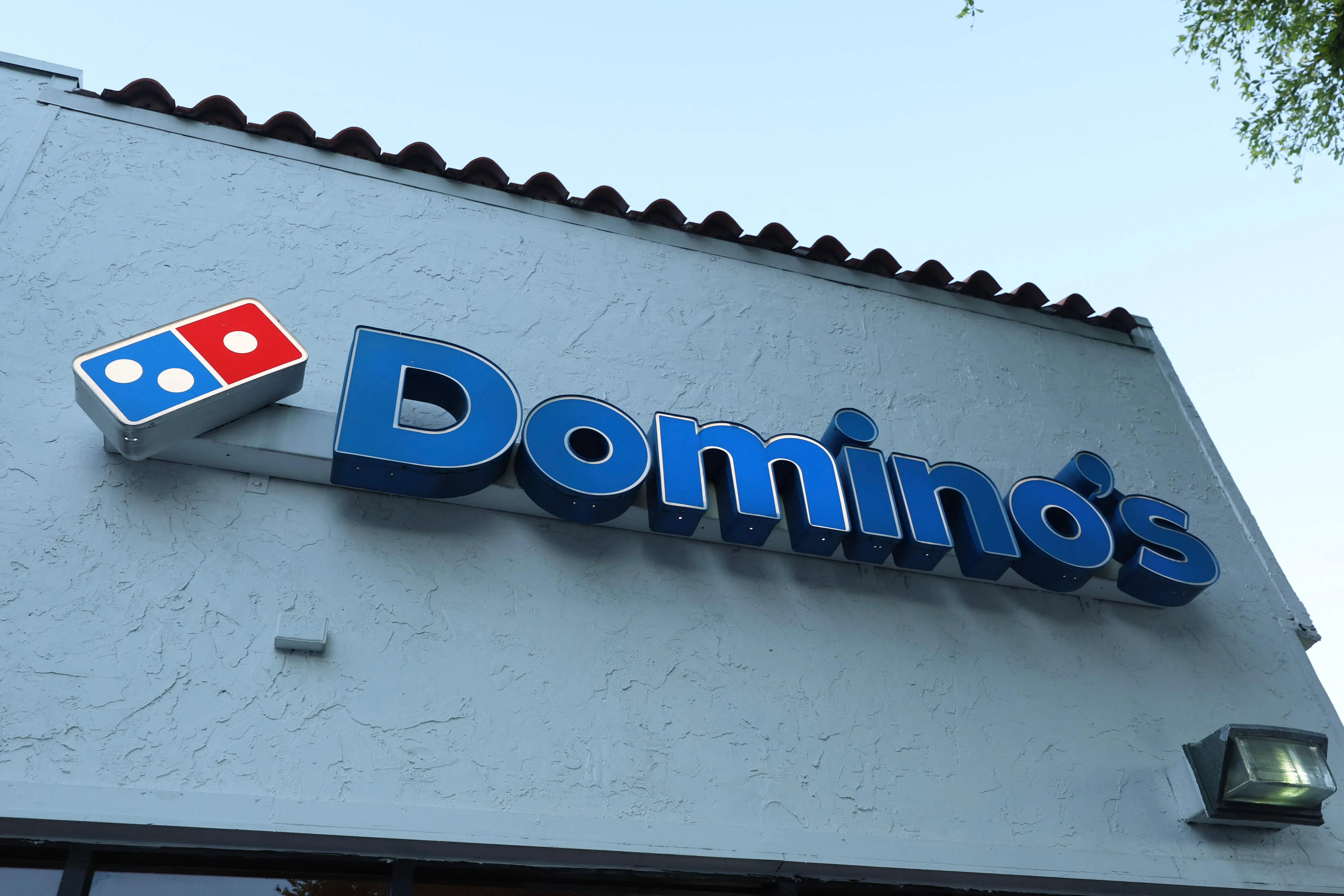 达美乐披萨在全球的连锁店在第二季度里净增了178家餐厅。在剔除汇率变动的影响后，旗下全球零售额是同比增长5.6%。（法新社）