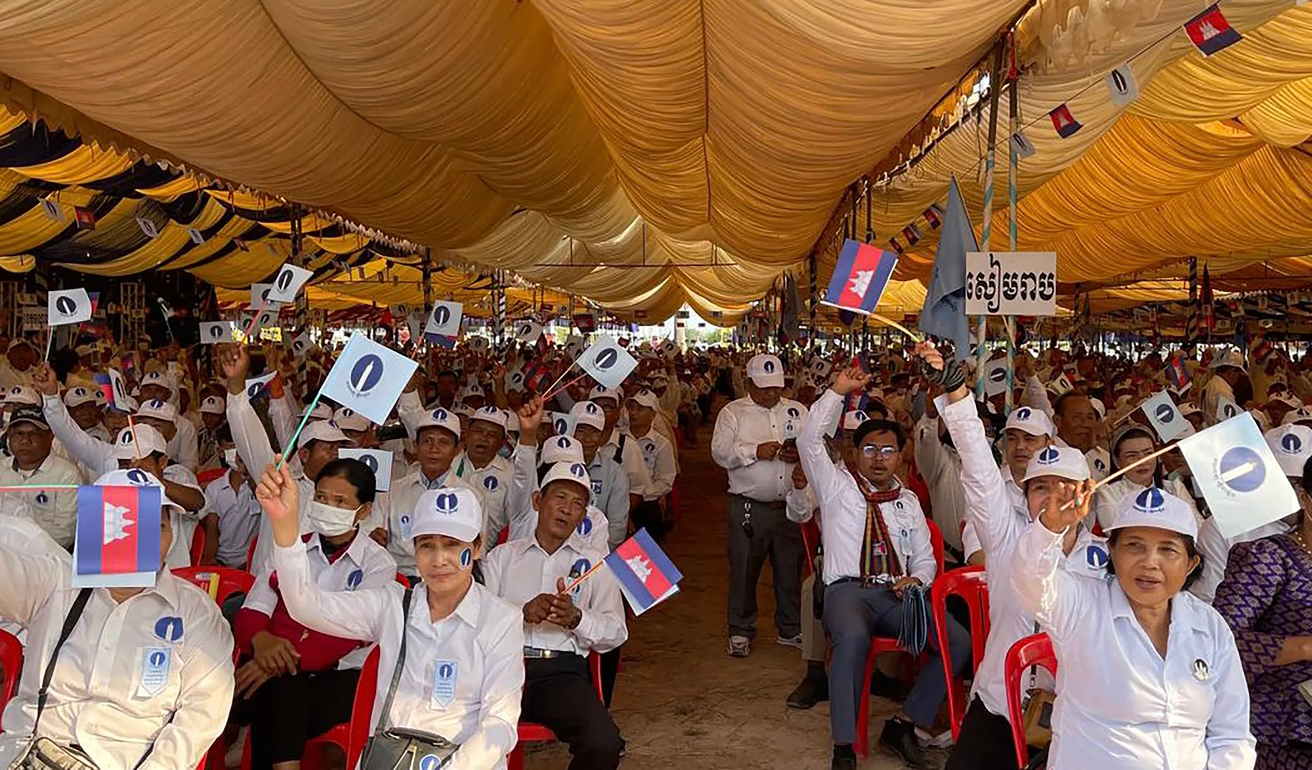 2023年柬埔寨大选前夕，该国唯一反对派烛光党被选委会取消参选资格。图为当年2月11日，烛光党党员在暹粒出席党代表大会。（柬埔寨记者联盟）