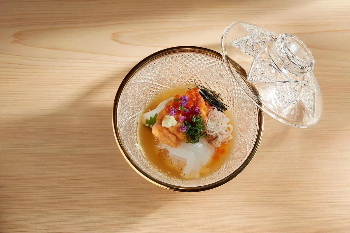 鮨佐藤餐馆主厨佐藤祐二的招牌菜乌贼素面，乌贼切成条状。