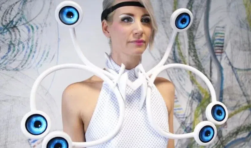 六眼显示器，通过服装体现穿戴者情绪。（互联网）