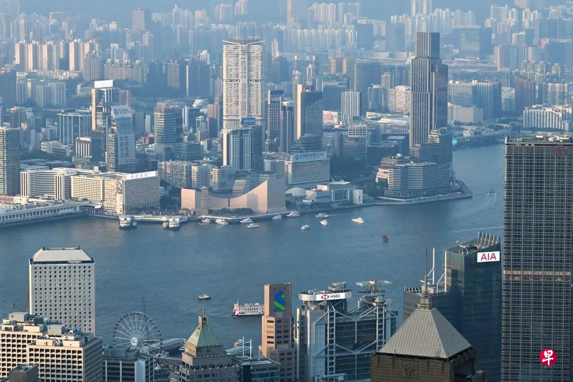 香港官方宣布，将从10月起，分阶段优化长者基层医疗健康服务。图为从香港太平山顶望去的建筑群。 （彭博社）