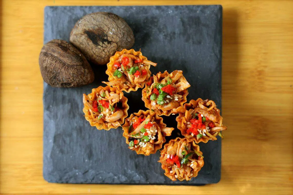 将过剩的圣诞火鸡做成辣火鸡黄瓜沙拉娘惹小金杯。（龙国雄摄）