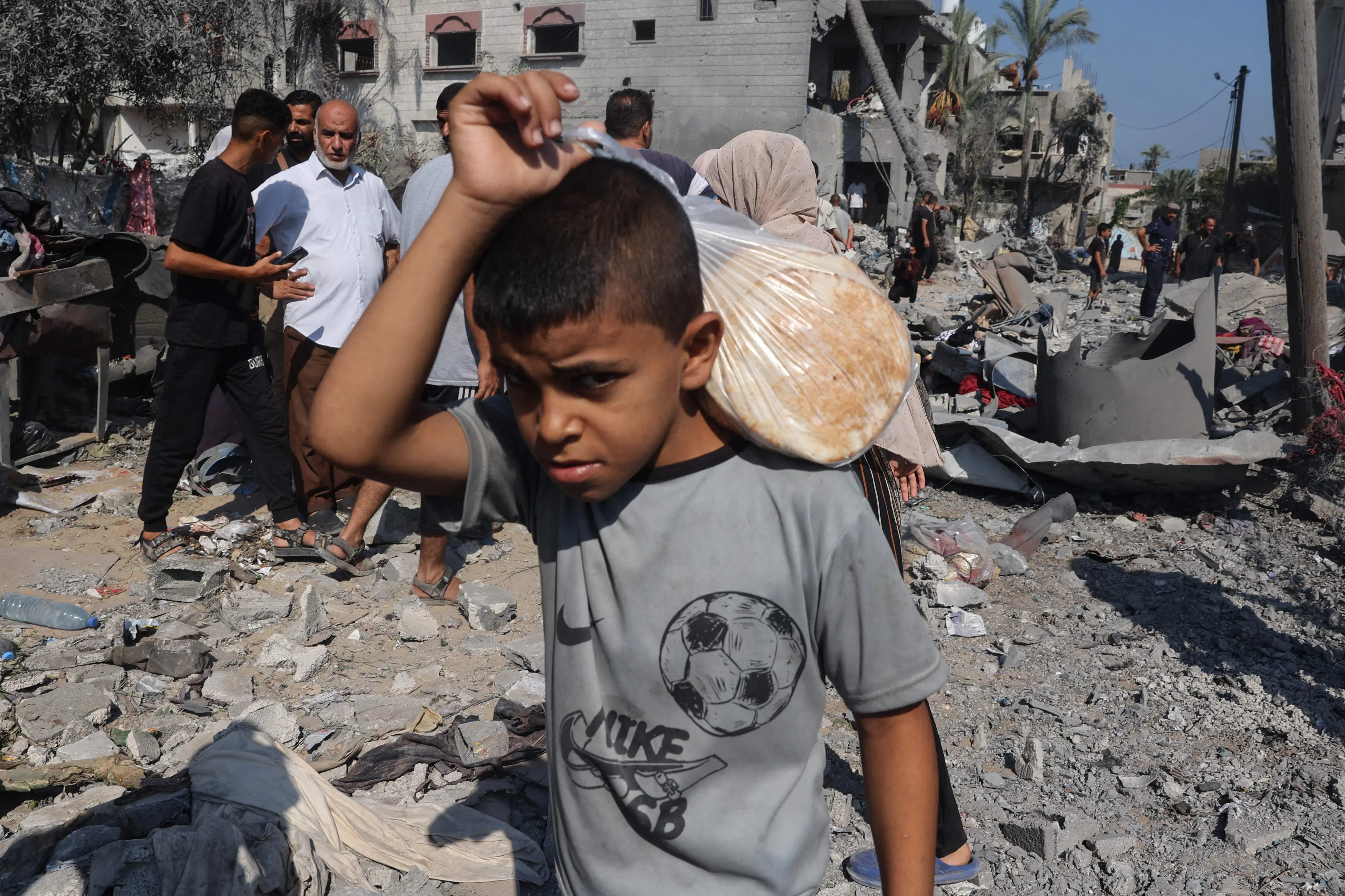 脊髓灰质炎会对巴勒斯坦儿童和周边国家和地区造成灾难性的影响。8月7日的照片显示，以色列轰炸加沙地带中部城市代尔拜拉赫（Deir el-balah），造成重大破坏。（法新社）