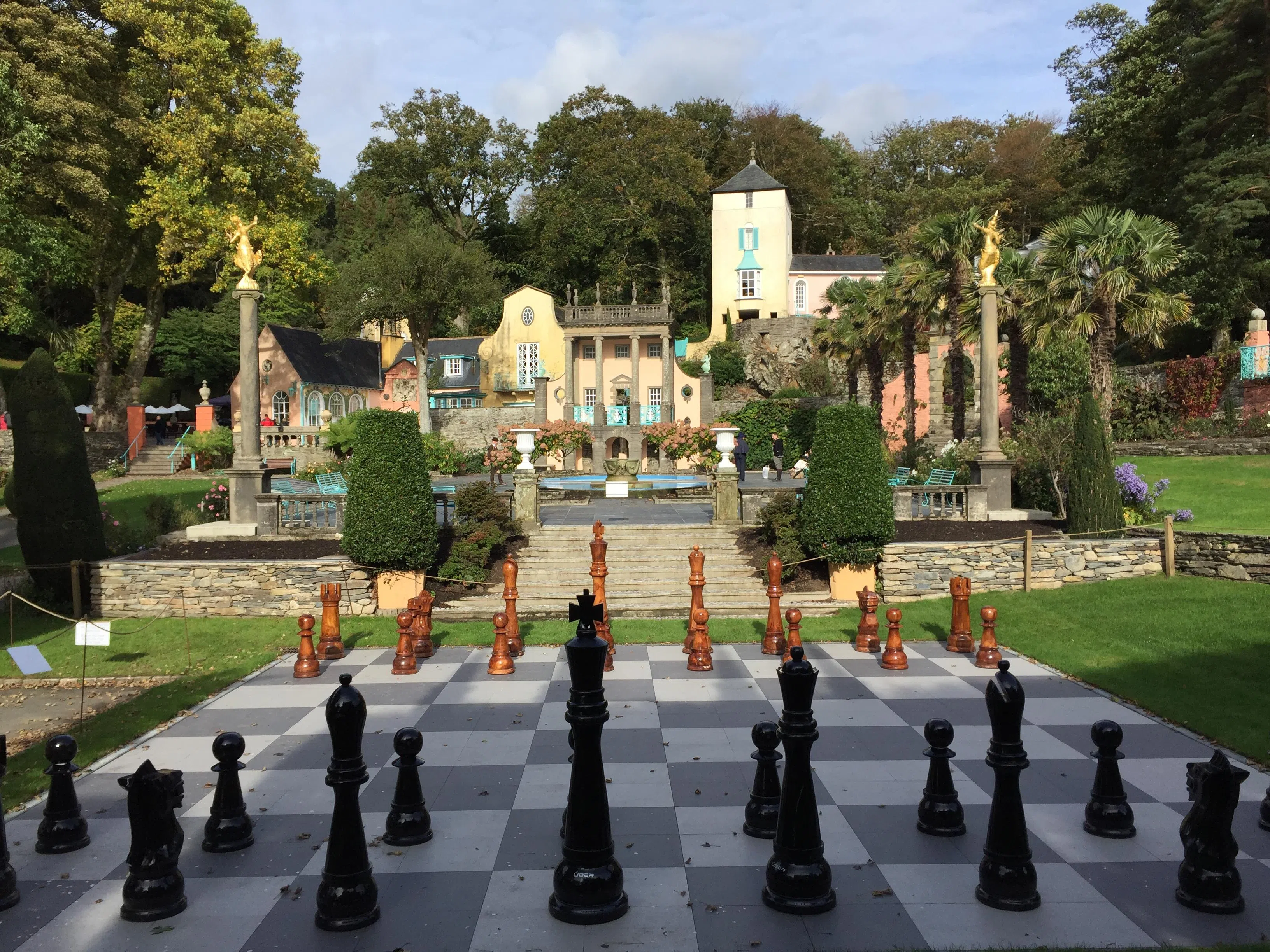 充满奇幻色彩的波特梅里恩小村。（张敬贤提供）