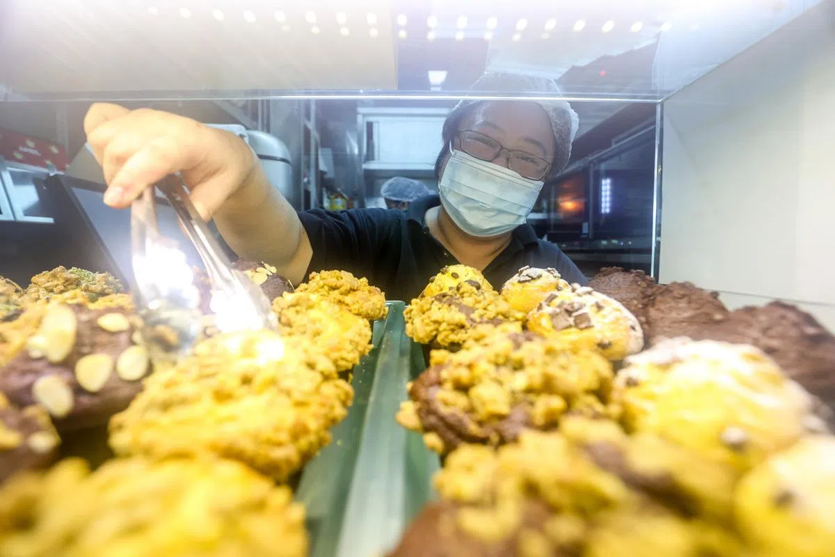 从修飞机到操作大型搅拌器，从文职到起早摸黑做小贩，AJ Delights用好滋味锁住顾客的心。（摄影 / 叶振忠）