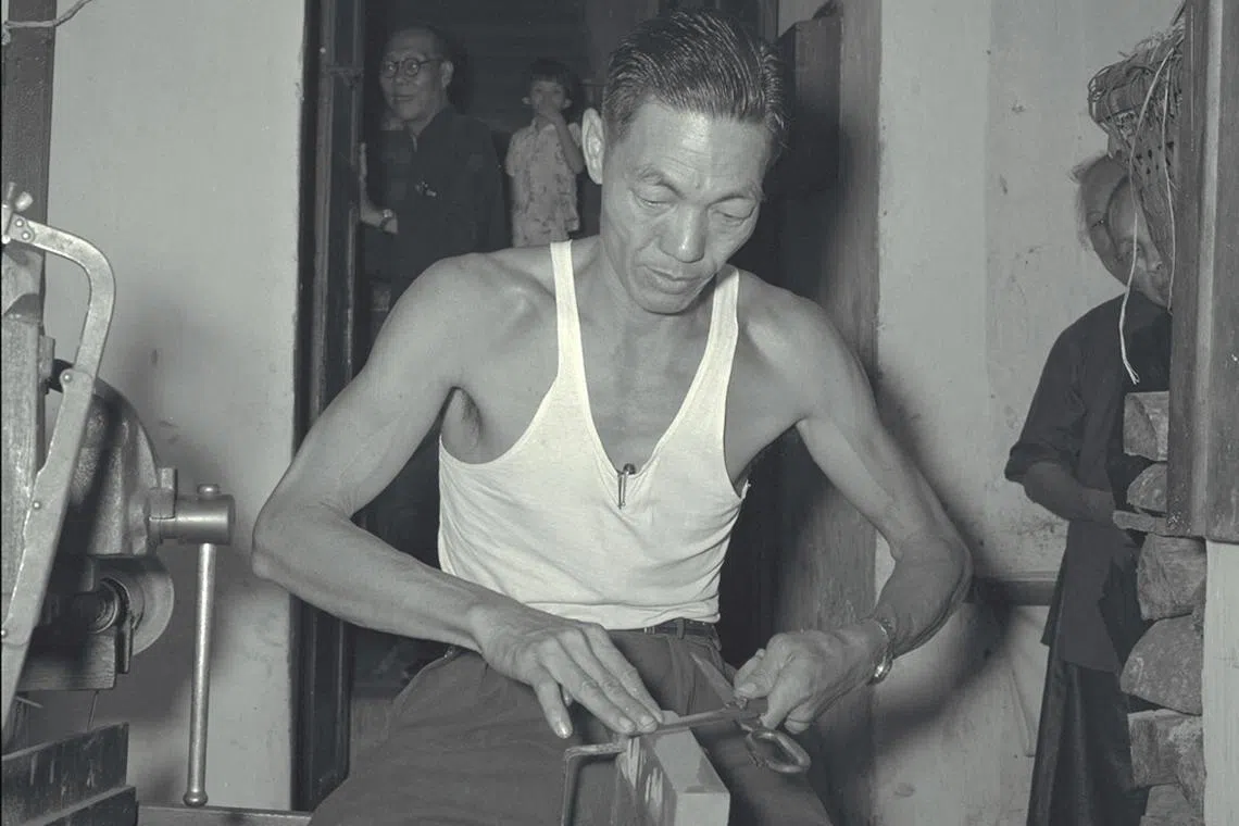 1958年，在牛车水经营五金和磨刀服务的工匠，靠手艺谋生。（档案照片）