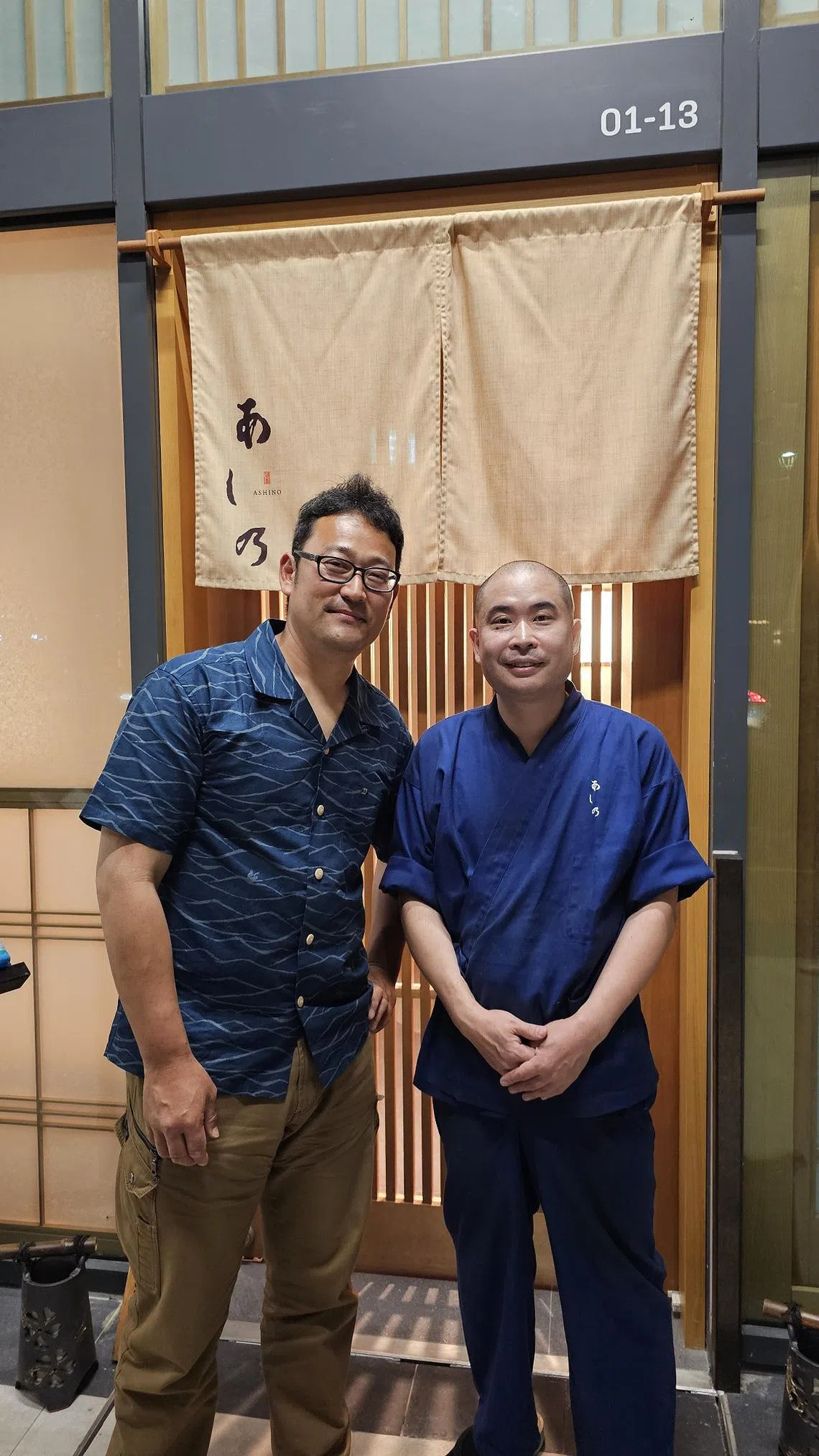 擅长熟成寿司的新加坡Ashino餐馆创办人兼寿司师傅芦野拓（右），经常与日本渔夫长谷川大树合作，选用后者以日式活缔方式处理的鱼肉。（黄亿敏摄）