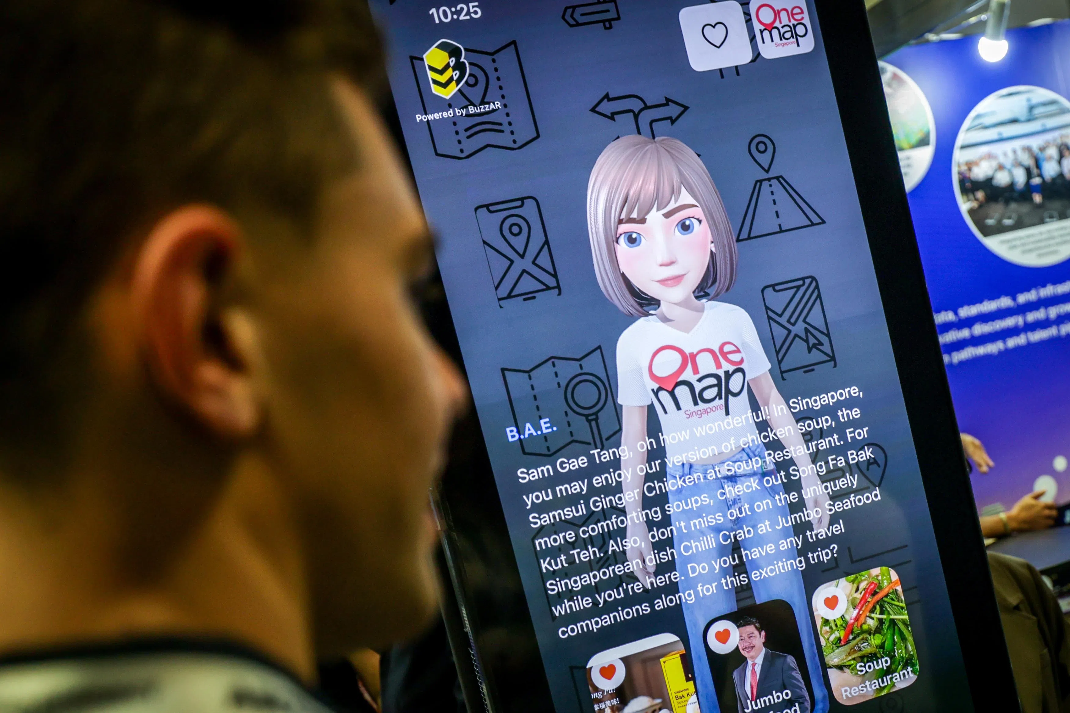 科技起步公司博跃（BuzzAR）发明的“旅游小帮手”（Tourist Buddy），通过一个虚拟人物向用户介绍本地好去处。（叶振忠摄）