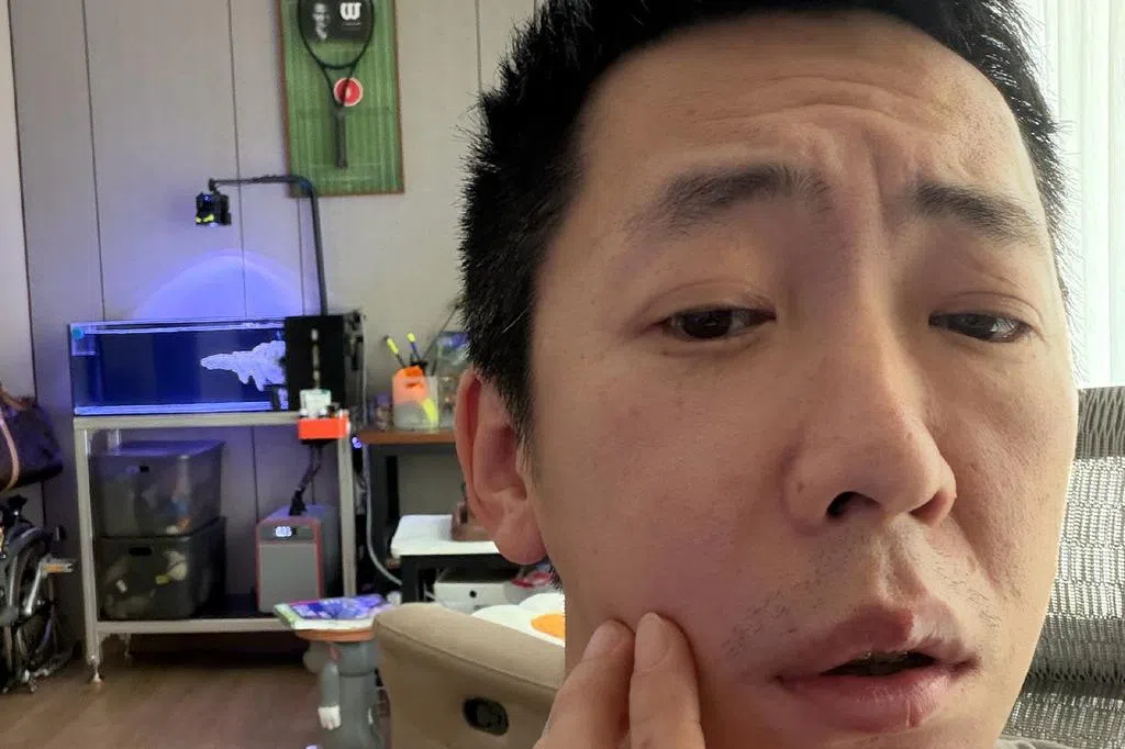 中国微博大V“留几手”的微博账号已被禁止关注，疑似因发文影射中国教育界网红张雪峰的去世有关。