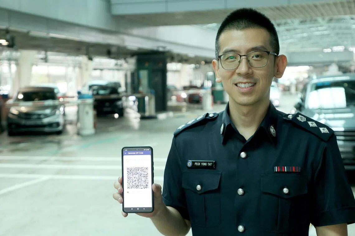 移民与关卡局行动司高级助理司长白勇达监察说，QR码通关措施的初衷很简单，就是要使用人们熟悉的系统，让旅客便捷且快速通关。（邝启聪摄）