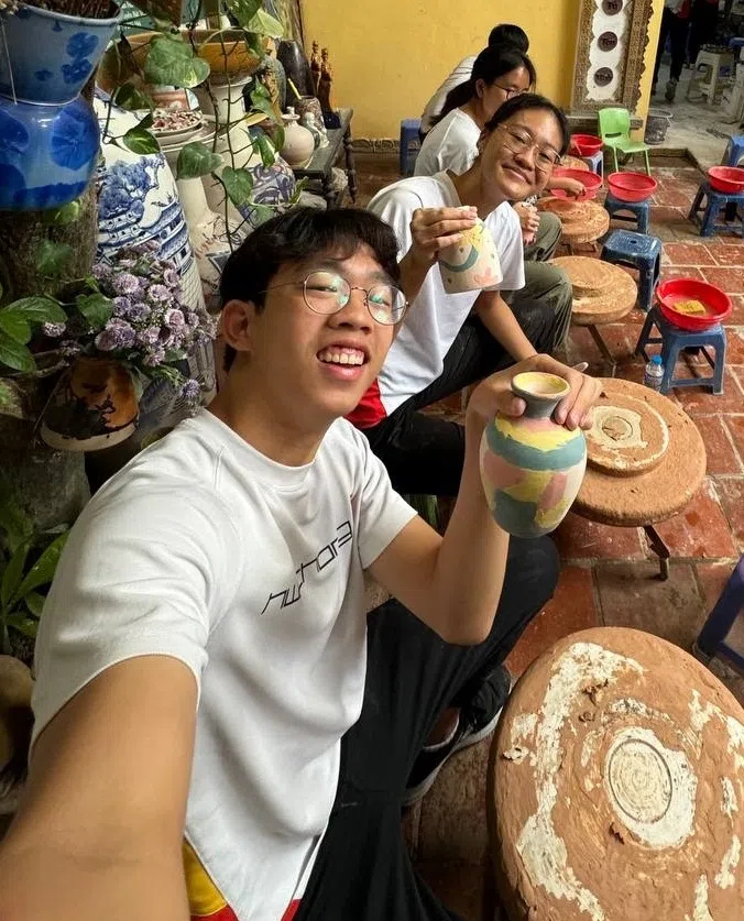 实现自己的手捏陶器梦，学生把满足的笑容挂在脸上。（华侨中学提供）