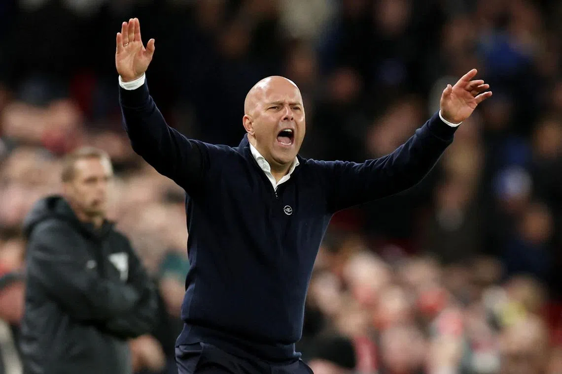 红军主帅斯洛特（图）表明，腹部受伤的前锋若塔这两周内不会归队。（路透社）