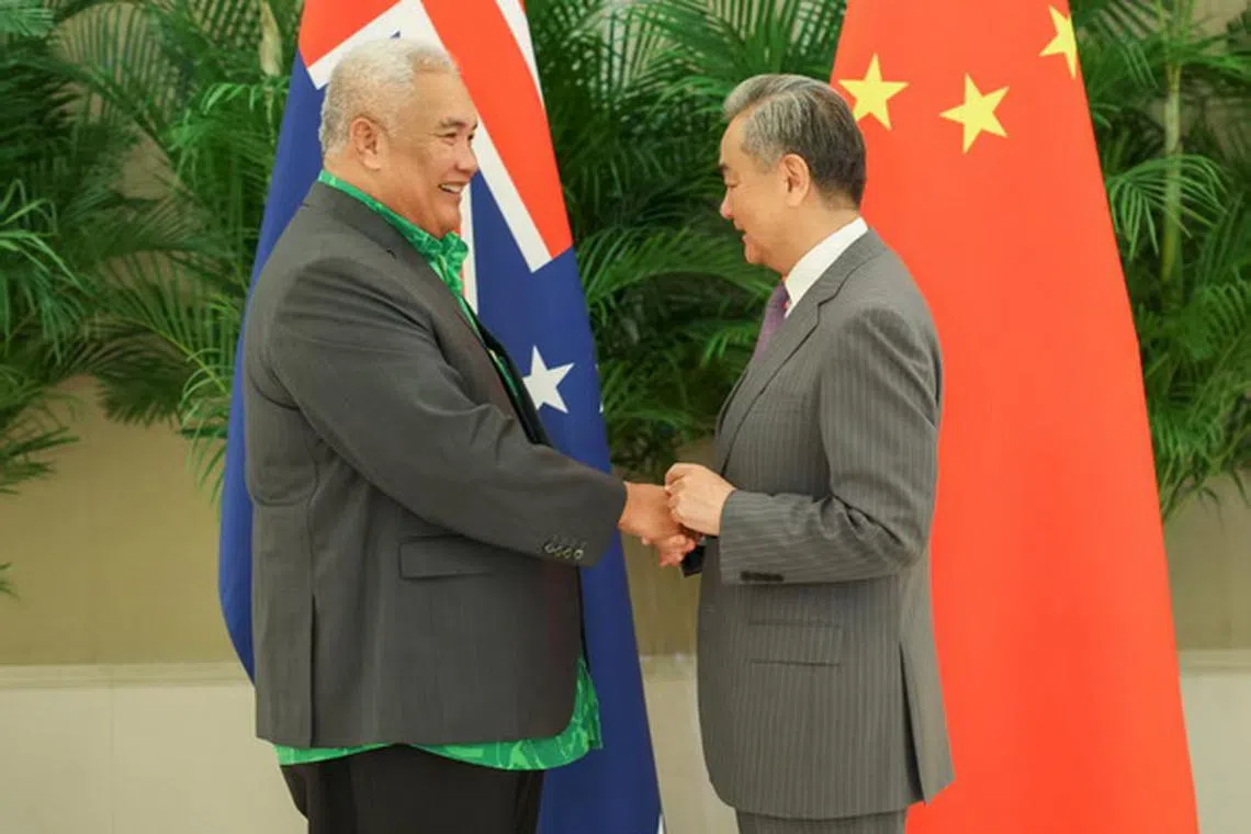 中国外长王毅（右）星期三（5月28日）在厦门会见库克群岛外长艾利卡纳。（中国外交部官网）