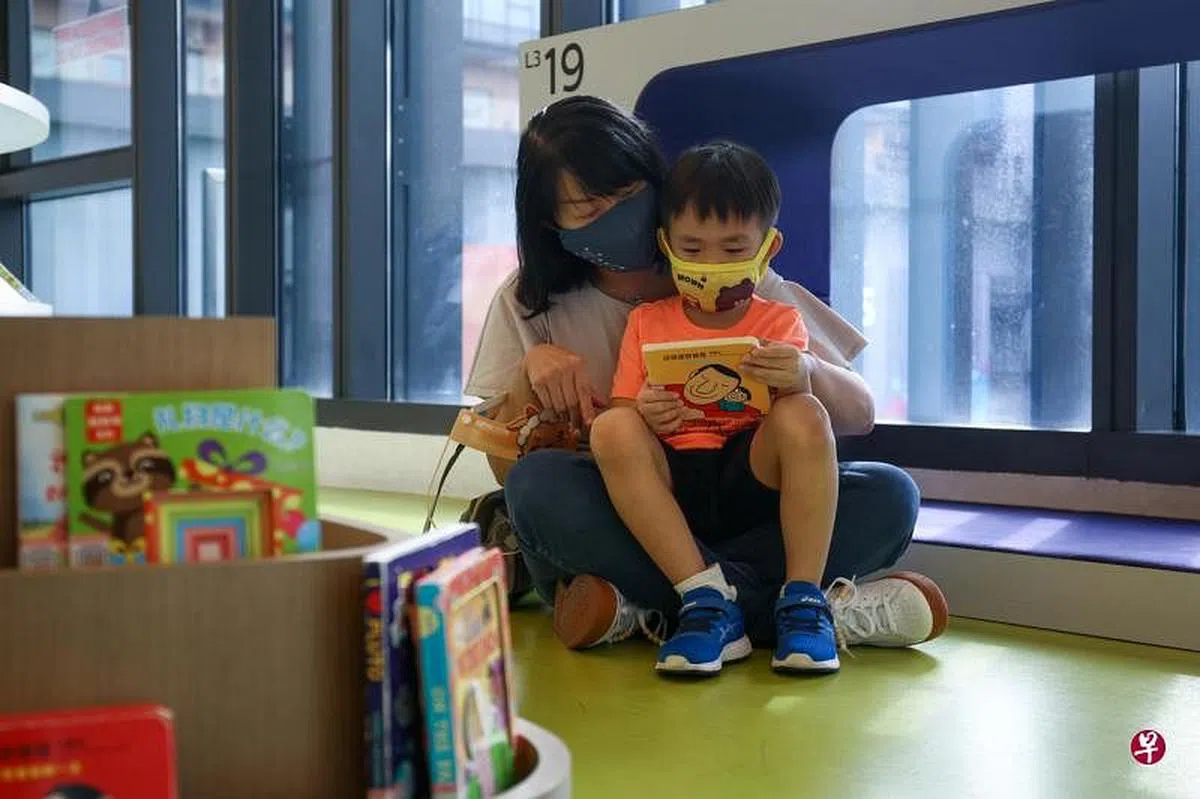 林慧珊认为有必要花时间陪伴孩子成长，老大出生后就转为自由工作者。图为林慧珊与6岁的幼子余正安。（白艳琳摄）