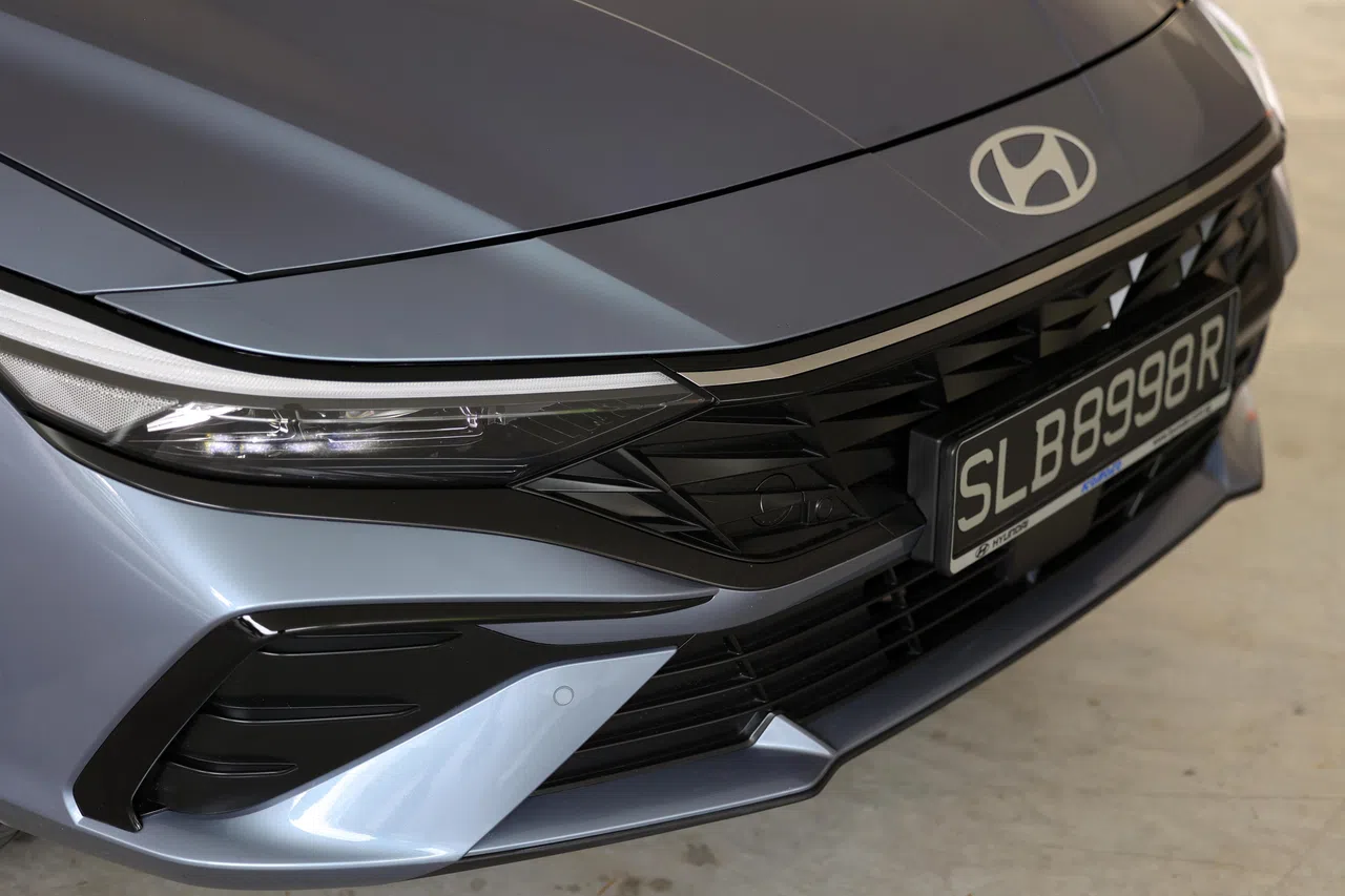 改款Avante前头灯组更加扁平，有一条金属饰条贯穿前脸。（林明顺摄）