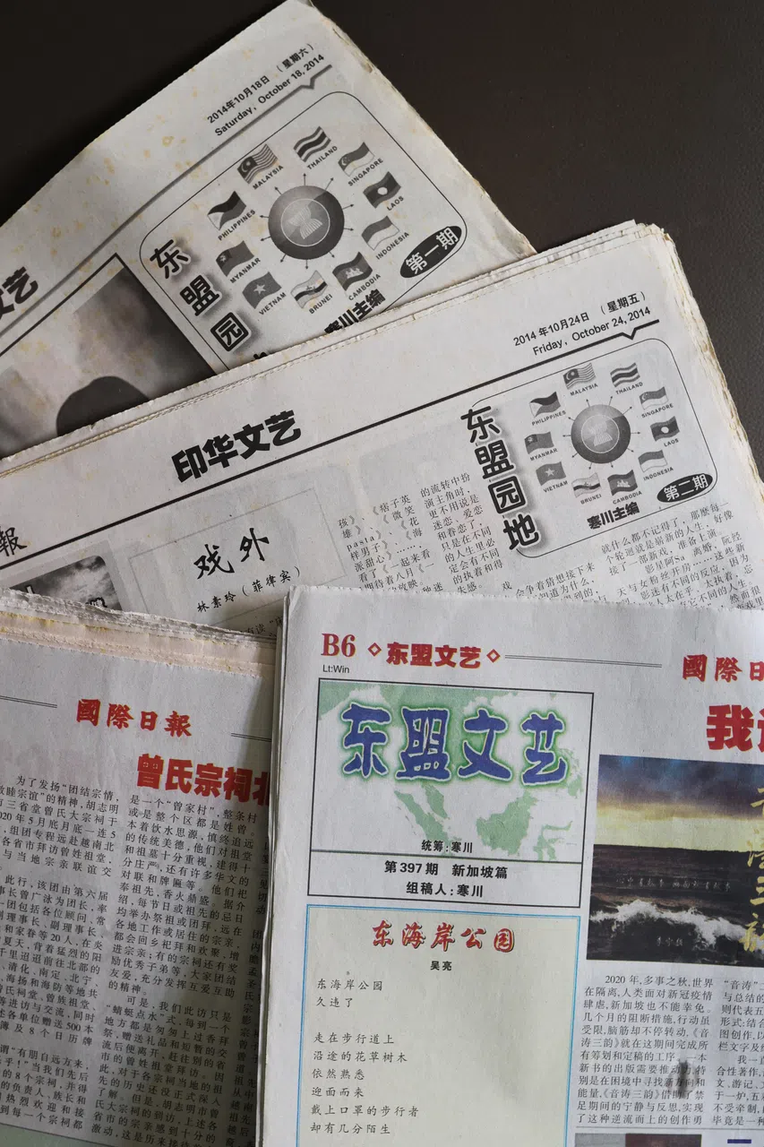 寒川至今仍在义务为印尼华文报副刊《东盟文艺》《东盟园地》组稿、编辑。（龙国雄摄）