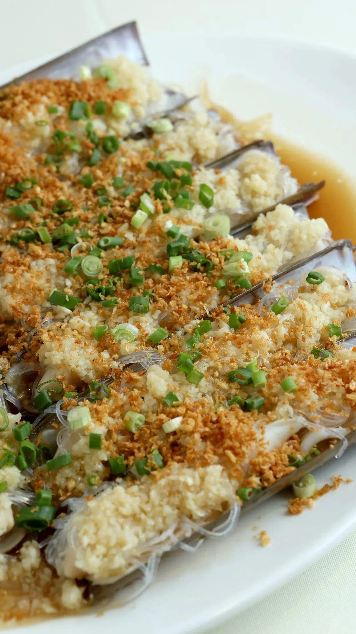 蒜茸蒸竹蚌，肉韧结实。（龙国雄摄）