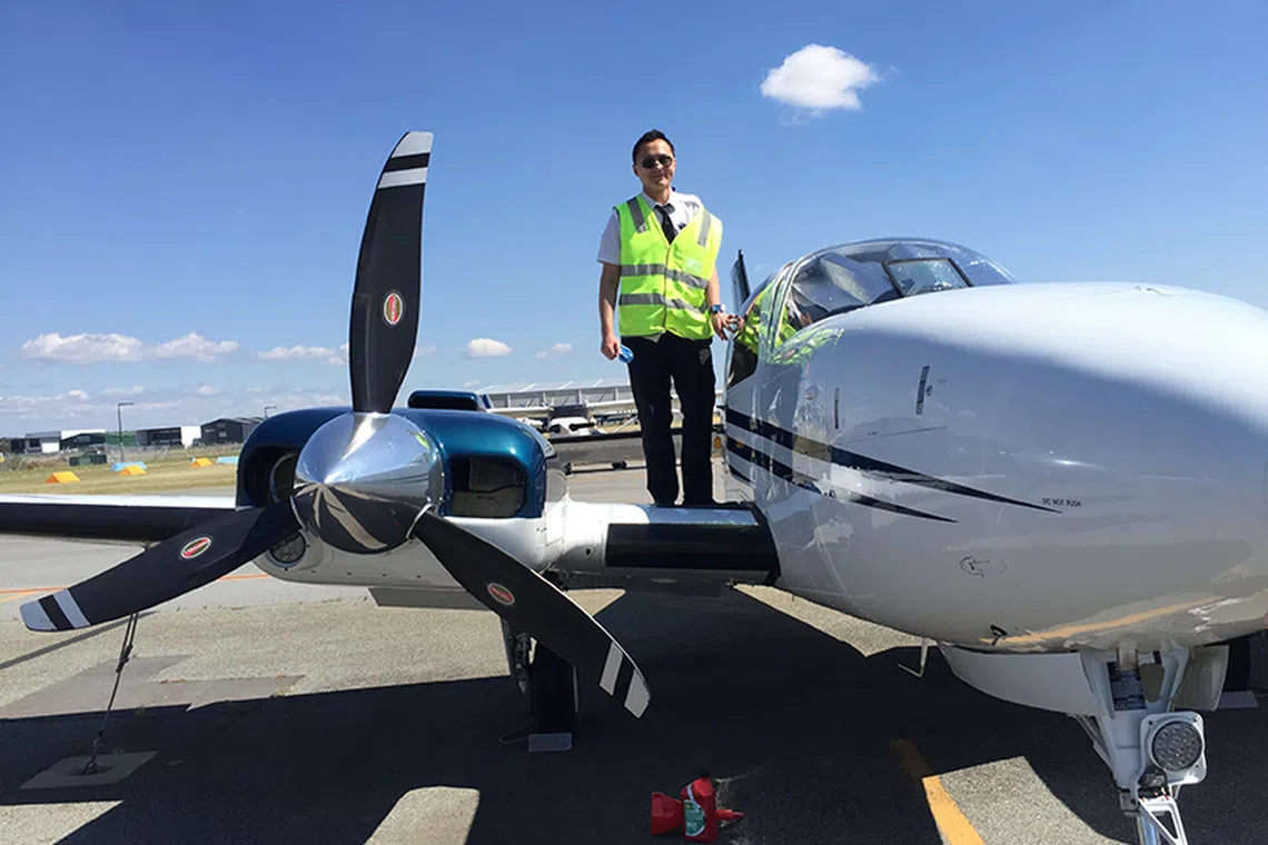 杨伟烈2015年接受专业训练后成为飞机师。（档案照片）